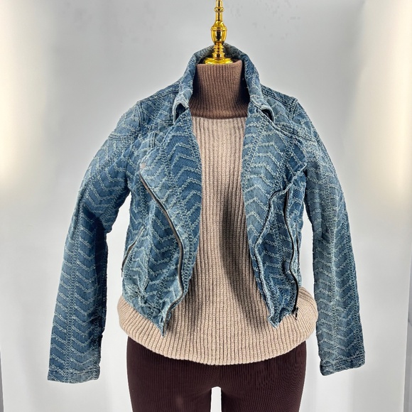 FREE PEOPLE Asymmetrical Denim Jacket Blue - Distressed zipper detail Size 8 - Picture 3 of 7